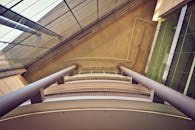 这个低角度拍摄的建筑视角引人注目，展现了时尚的线条与曲线，充满现代设计感