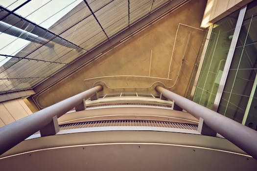 这个低角度拍摄的建筑视角引人注目，展现了时尚的线条与曲线，充满现代设计感