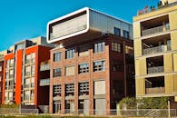 这座位于城市环境中的现代公寓楼，设计独特，建筑风格鲜明