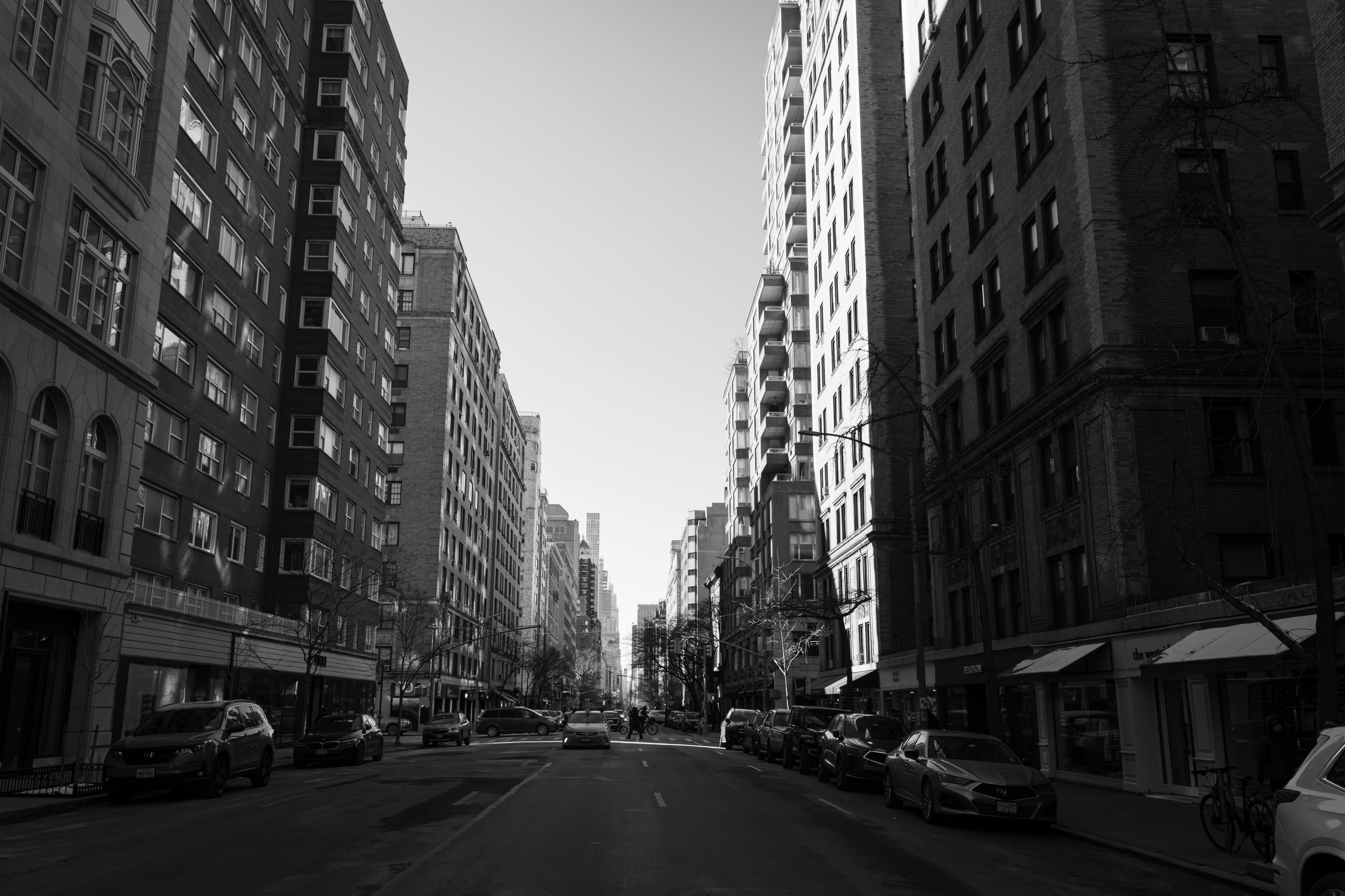 A black and white photo of a city street · Free Stock Photo