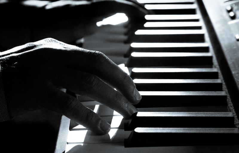 Fotografía en blanco y negro de las manos de un pianista sobre las teclas