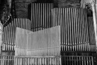 这张教堂管风琴的单色图像，展现了复杂的细节和建筑之美