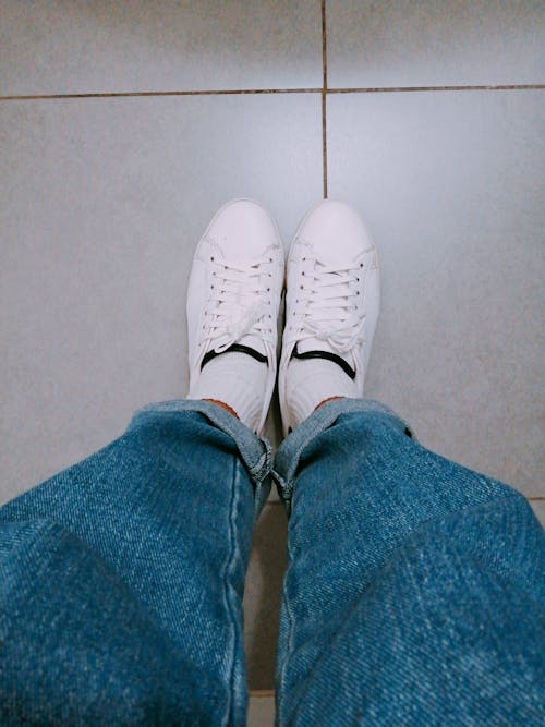 Orang Yang Mengenakan Sepatu Sneaker Low Top Putih