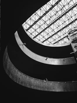 这座圆形建筑的黑白照片令人惊叹，其工业设计同样出色