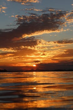 迷人的日落将生动的天空颜色映照在水面上