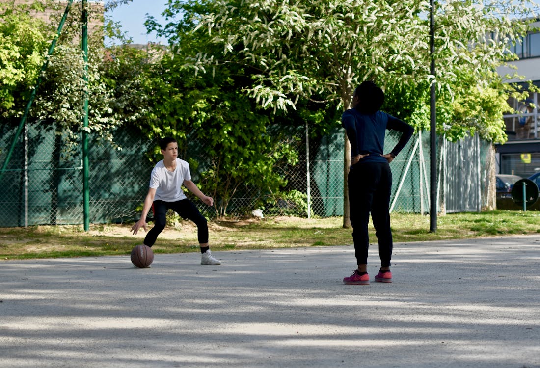 Pessoas Jogando Basquete · Foto profissional gratuita