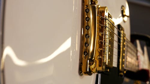 Gratis lagerfoto af guitar, guld, indendørs