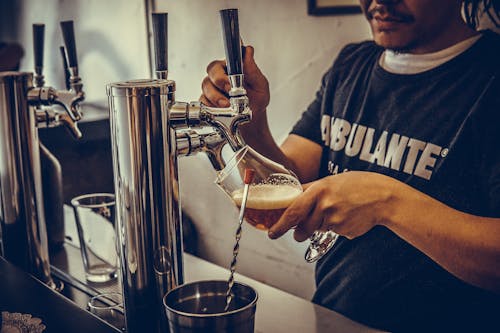 Mann, Der Bier Auf Glas Gießt