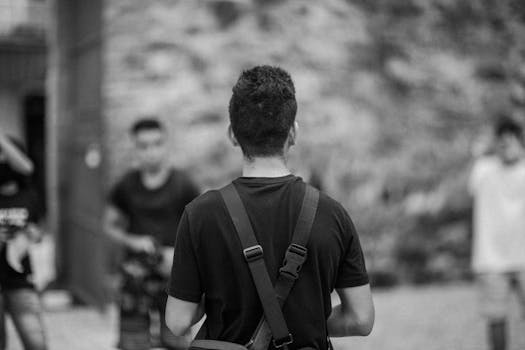 从背后拍摄的户外人群黑白照片