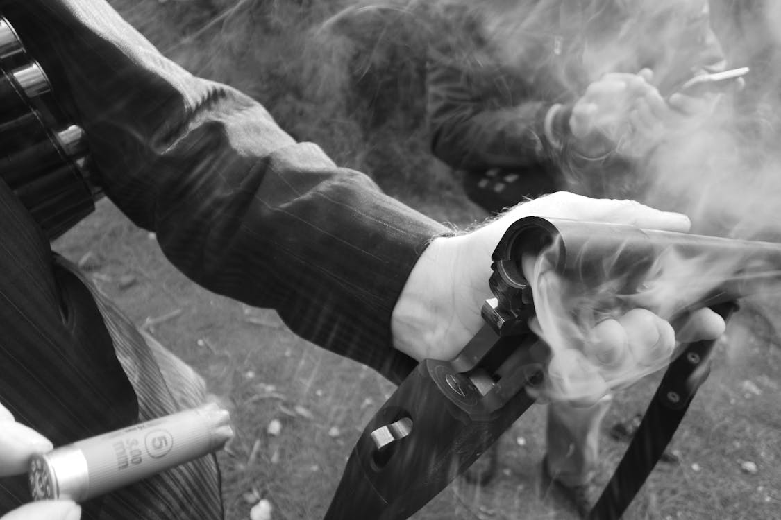 bezplatná Základová fotografie zdarma na téma brokovnice, černobílý, kouř Základová fotografie