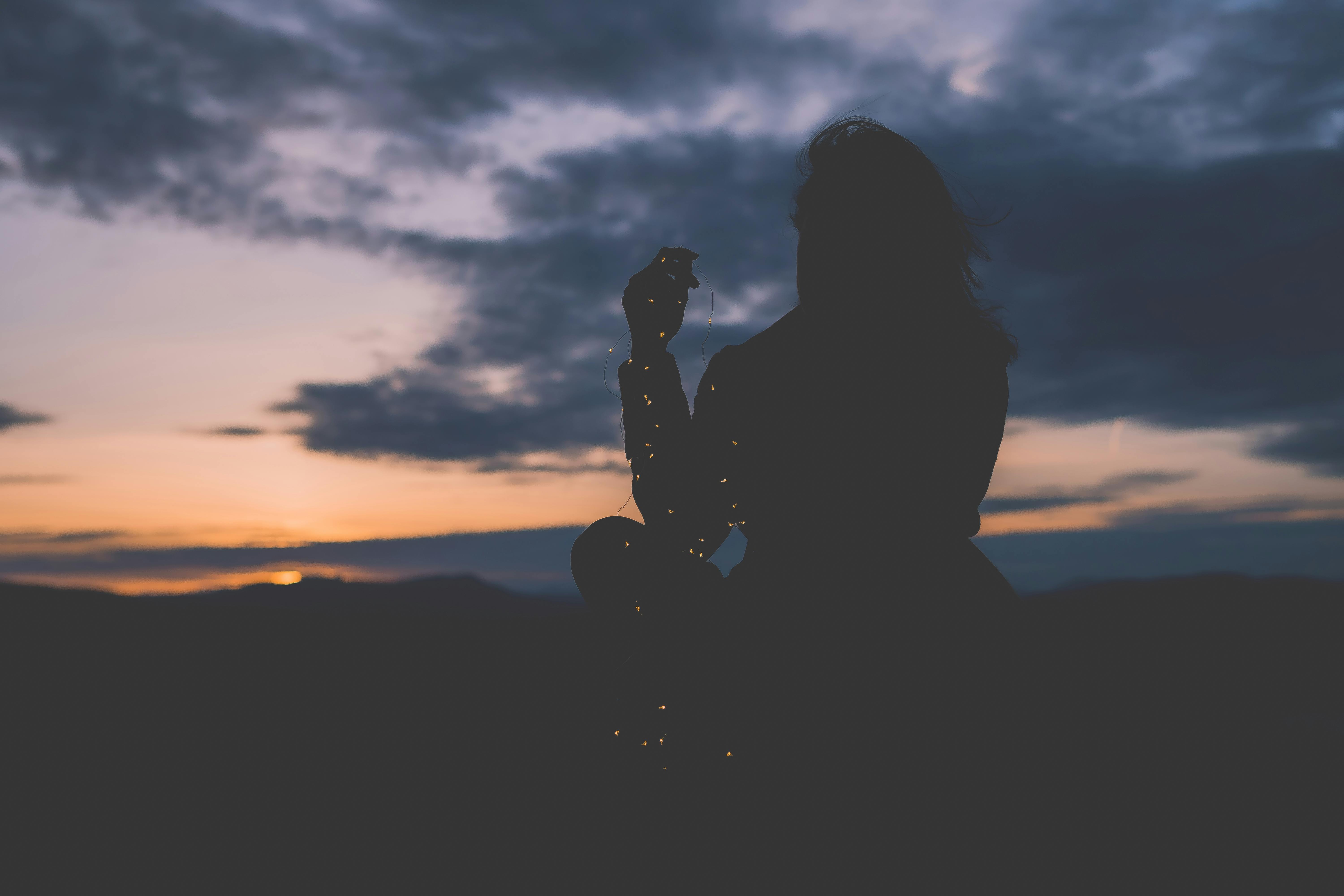 在维多利亚州宁静的日落中，人的轮廓被闪烁的灯光装饰着