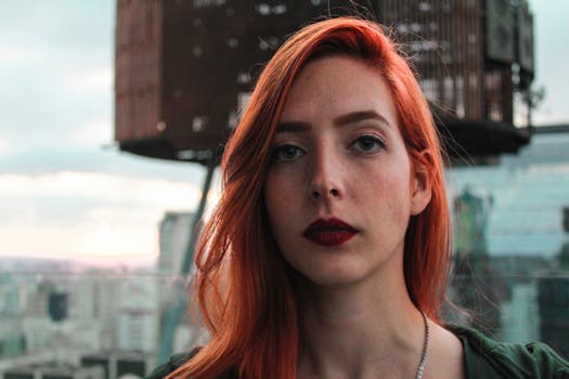 圣保罗的城市景观背景下，一位红发女人的特写肖像