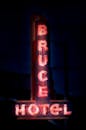 布鲁斯酒店的霓虹灯标志在夜空中熠熠生辉，勾起一片怀旧之情