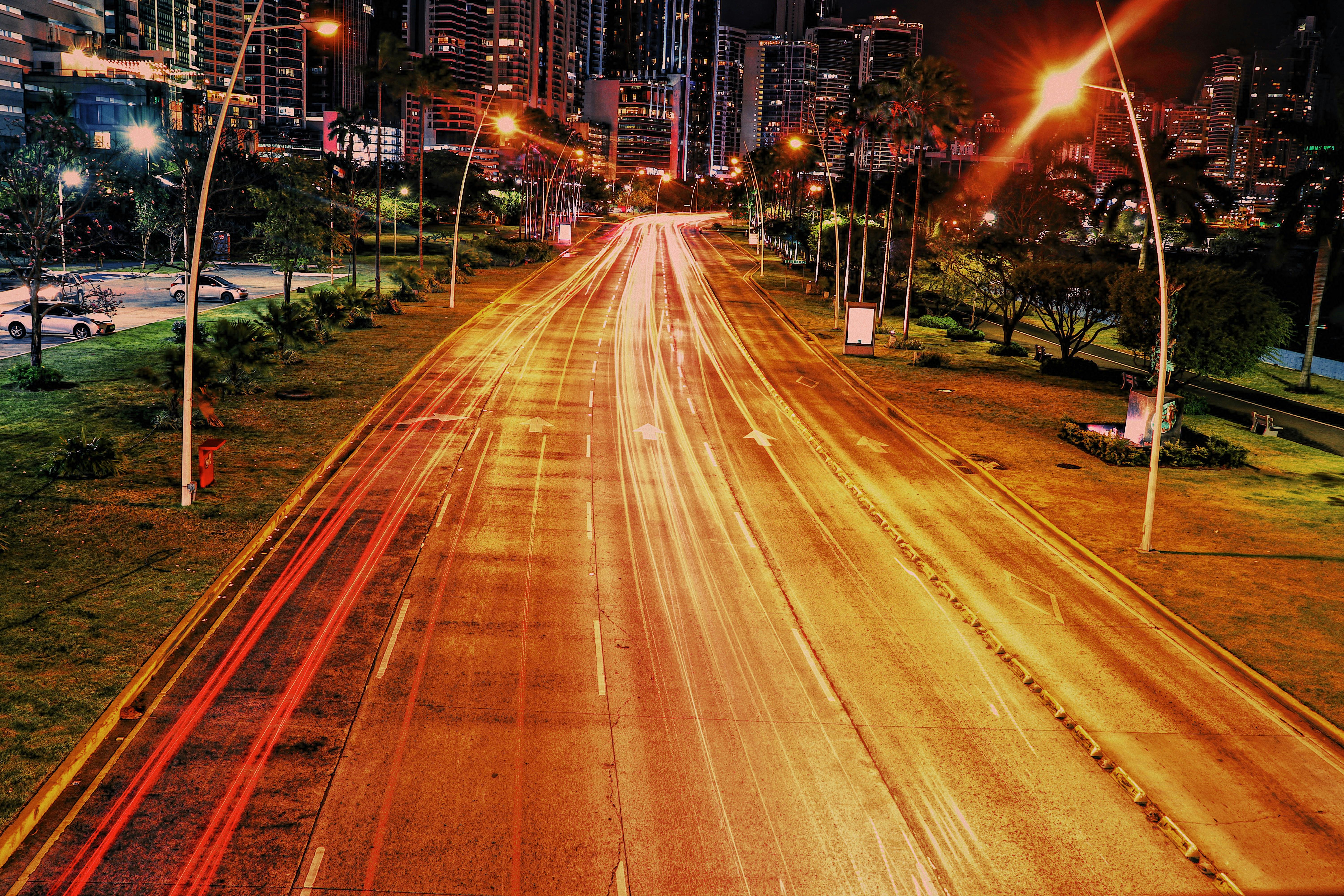 夜间，通过动态长时间曝光捕捉城市街道，呈现出充满活力的光径和城市天际线