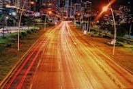 夜间，通过动态长时间曝光捕捉城市街道，呈现出充满活力的光径和城市天际线