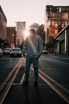 站在西雅图市中心的街道上，日落时分捕捉城市氛围