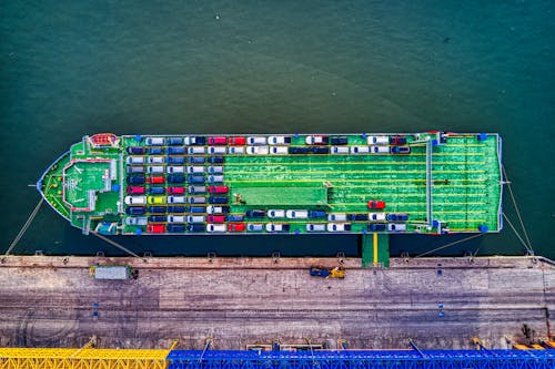 Free ドックの横にある緑の貨物船 Stock Photo