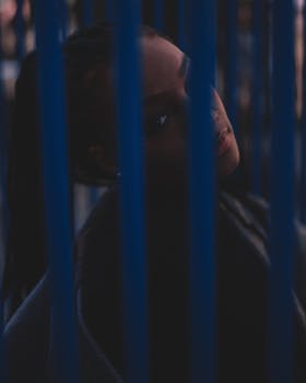 一幅醒目而神秘的女人肖像，在喜怒无常的灯光下拍摄而成