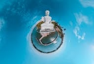 斯里兰卡一尊被水和棕榈树包围的佛像的微型行星视图