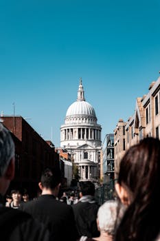 人们在前台欣赏伦敦圣保罗大教堂的壮丽景色