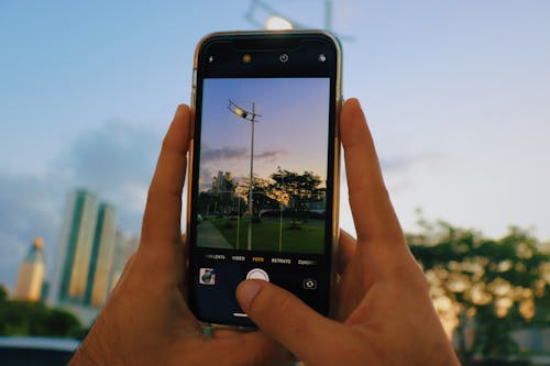 Pessoa Segurando Um Smartphone Preto Tirando Uma Foto