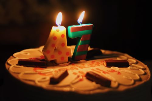 Free A festive cake with colorful candles reading '47', perfect for birthday celebrations. Stock Photo