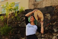 一位穿着休闲装、戴着遮阳帽的快乐女人在户外微笑