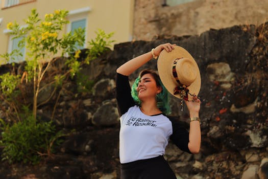 一位穿着休闲装、戴着遮阳帽的快乐女人在户外微笑