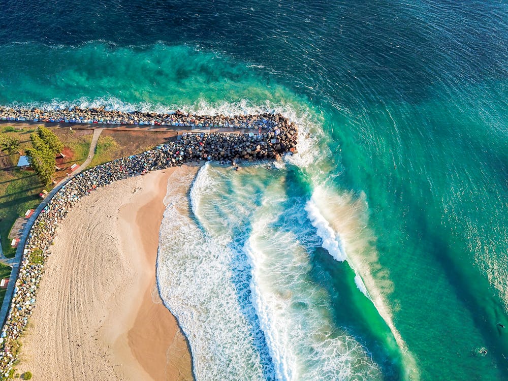 Fotobanka s bezplatnými fotkami na tému breh, fotografia z dronu, krajina pri mori