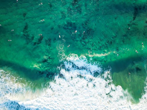 海の波の航空写真