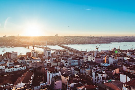 日落时分，伊斯坦布尔的城市景观令人惊叹，展现了城市的天际线与海滨风光