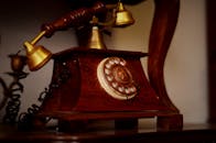 这款经典的木制旋转电话配有黄铜耳机，尽显复古魅力