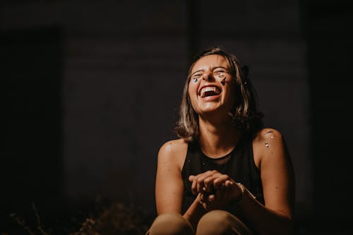 Foto Einer Frau, Die Lachendes Schwarzes Oberteil Lacht