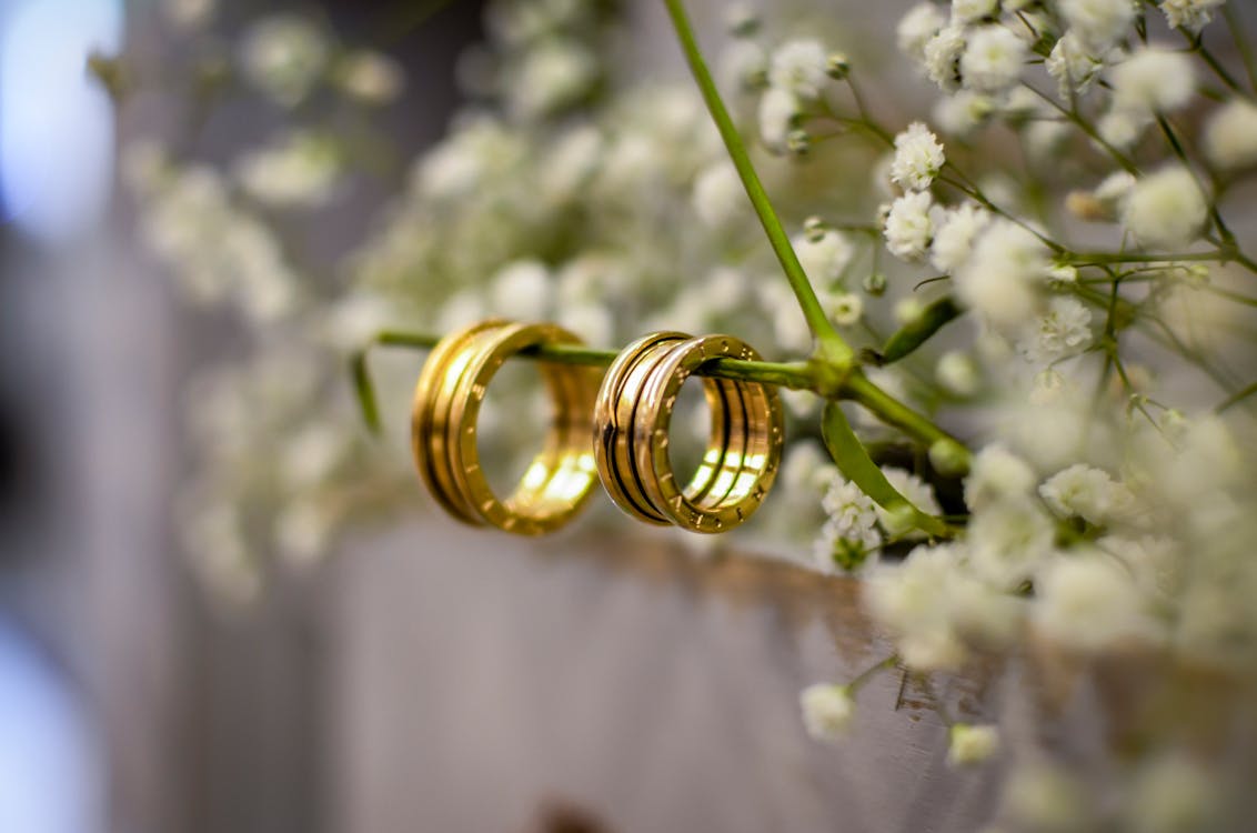 Золотые обручальные кольца крупным планом