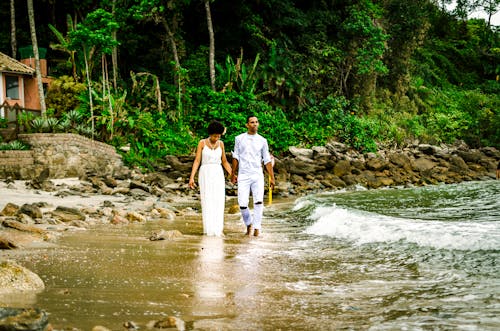免費 夫妻在海邊散步的照片 圖庫相片