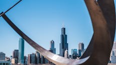 芝加哥天际线和威利斯大厦的壮丽景色，以雕塑为框架呈现