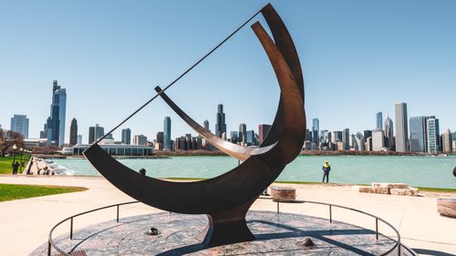 Free Modern sculpture in Chicago's skyline across from Lake Michigan on a sunny day. Stock Photo
