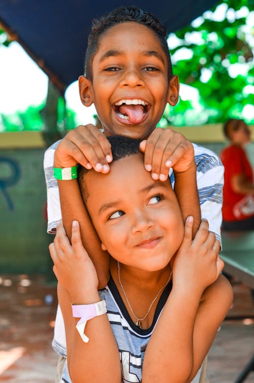 Deux Garçons Souriant