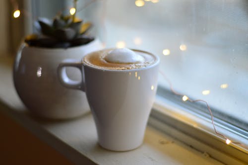 マグカップのコーヒーのクローズアップ写真