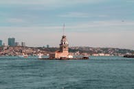 土耳其伊斯坦布尔博斯普鲁斯海峡的标志性建筑少女塔风景如画