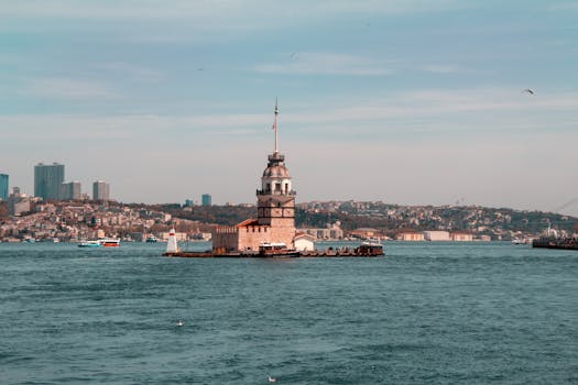 土耳其伊斯坦布尔博斯普鲁斯海峡的标志性建筑少女塔风景如画