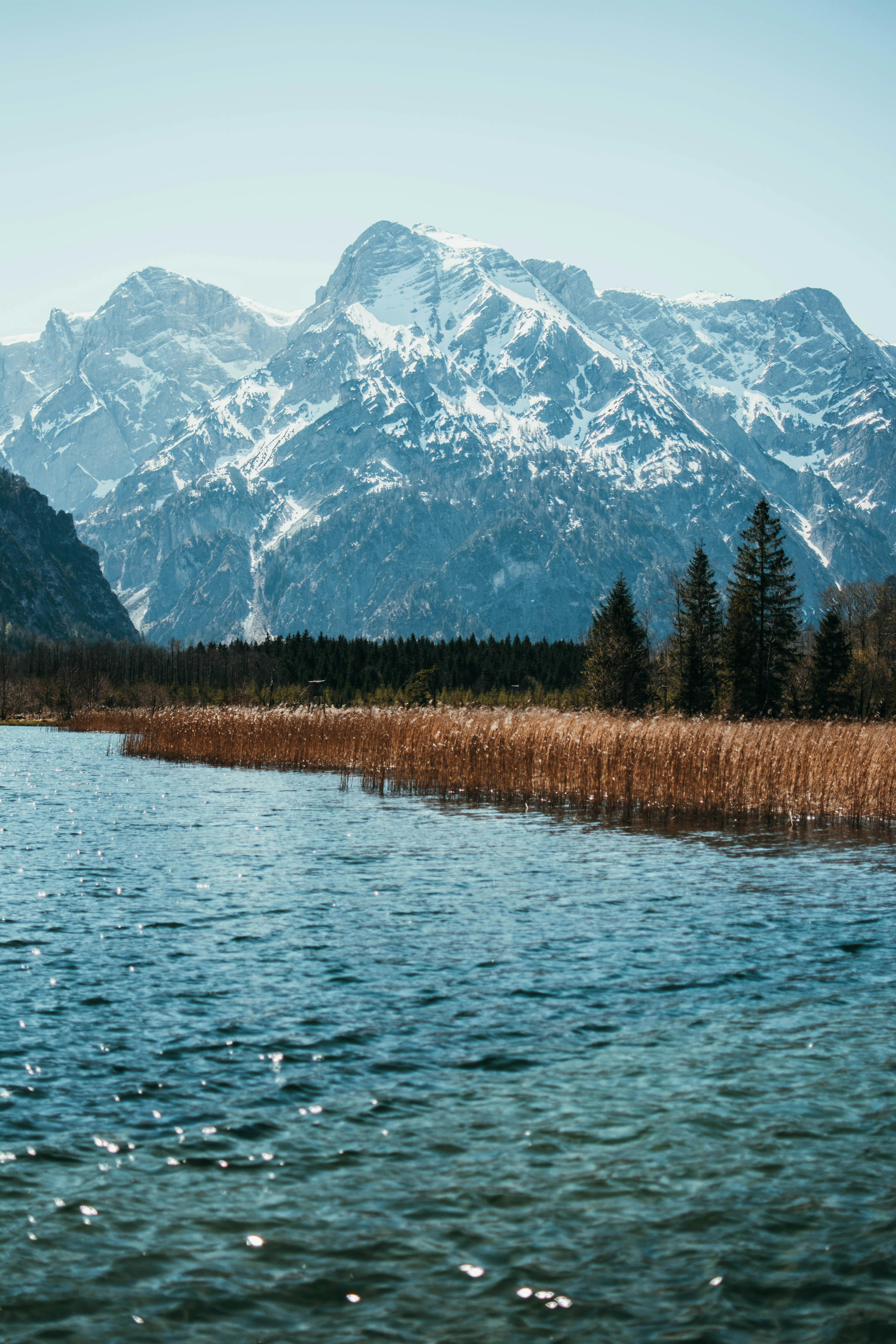 蔚蓝的天空下，宁静的湖景映衬着雄伟的雪山