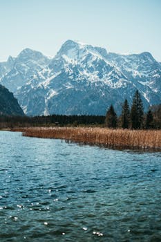蔚蓝的天空下，宁静的湖景映衬着雄伟的雪山