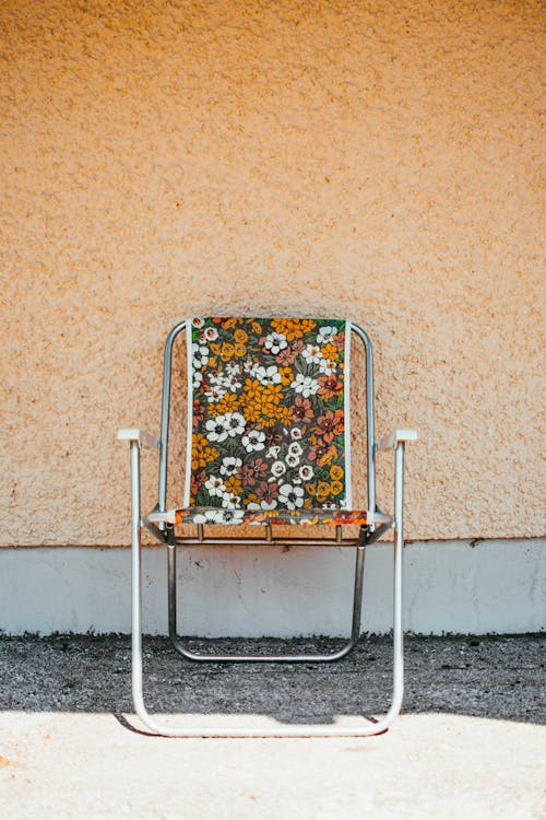 Fauteuil Floral Jaune Et Gris Près Du Mur