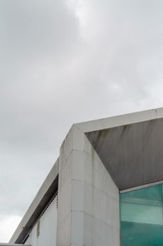 阴天映衬下，简约的混凝土和玻璃建筑展现了现代风格