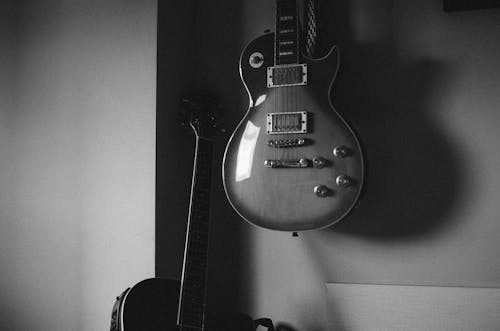 Kostenlos E Gitarre An Der Wand Stock-Foto