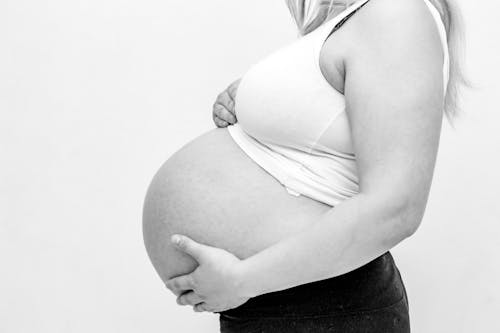 Vrouw Die Haar Babybult Houdt