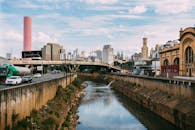 圣保罗的城市景观包括桥梁、建筑物和历史悠久的市场