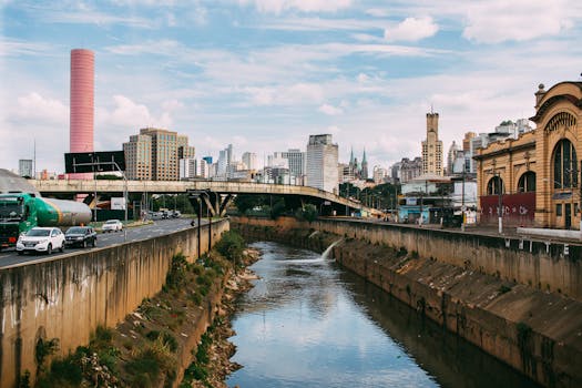 圣保罗的城市景观包括桥梁、建筑物和历史悠久的市场