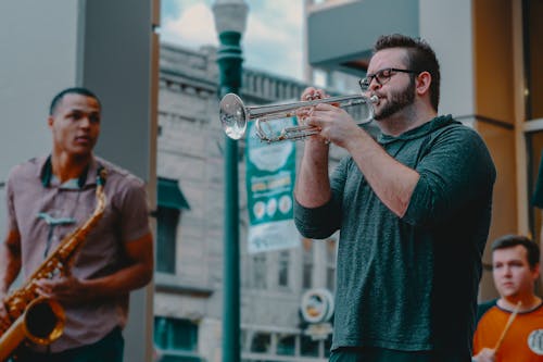 Hombre Tocando Instrumentos De Viento